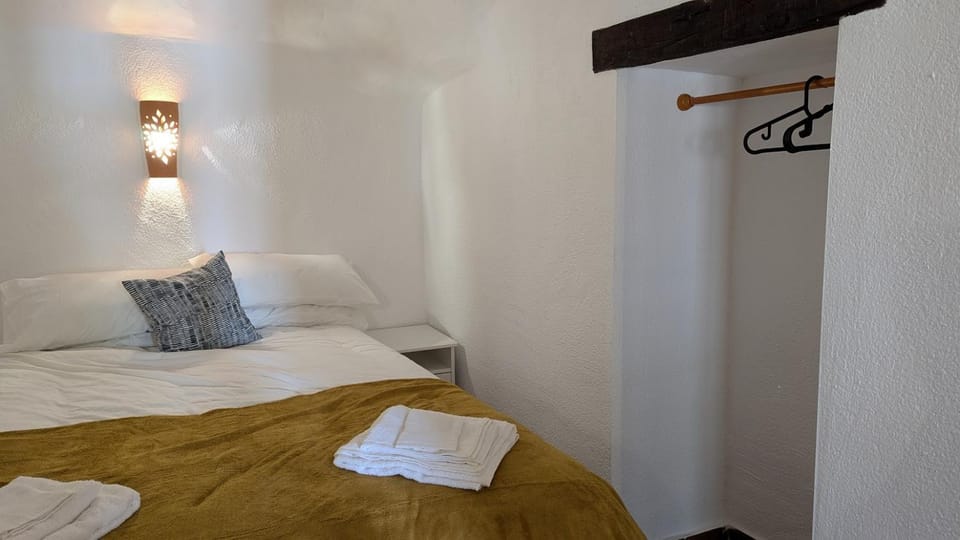 Bed, Bedroom, towels, wardrobe