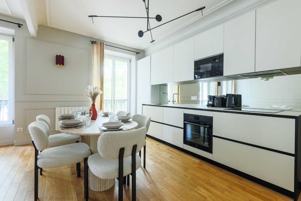 Kitchen or kitchenette, Dining area