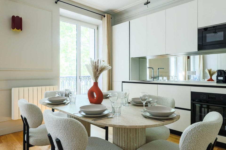 Kitchen or kitchenette, Dining area