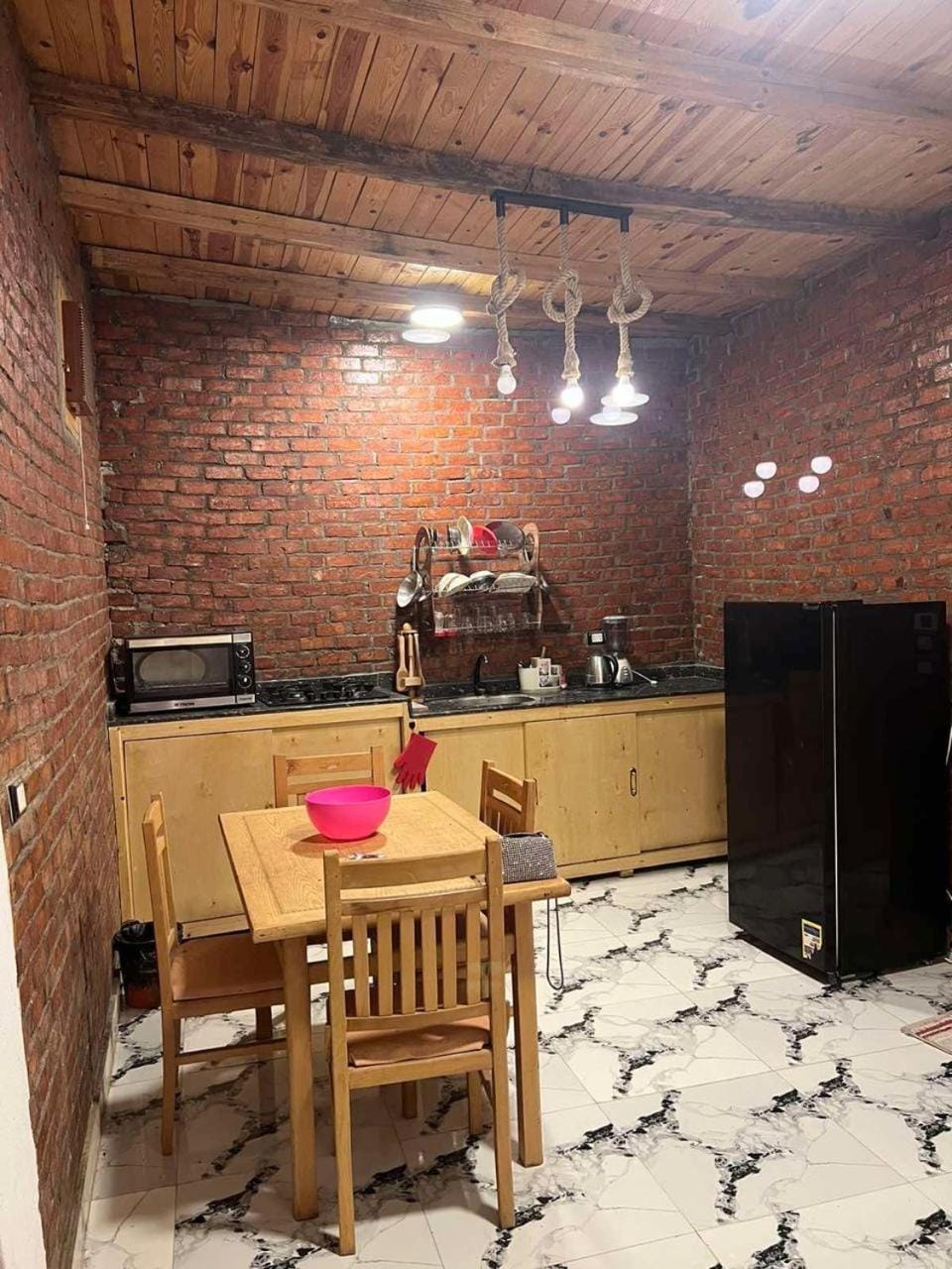 Coffee/tea facilities, Kitchen or kitchenette, Dining area, oven, stove