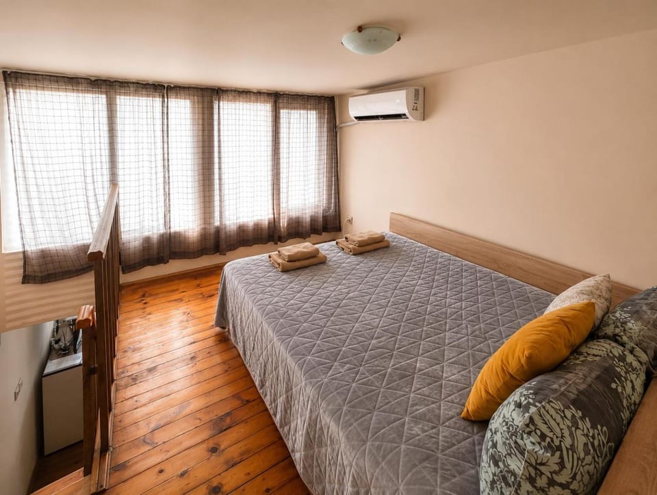 Bed, Living room, Seating area