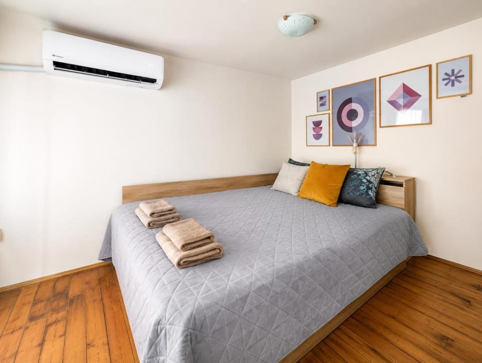 Bed, Bedroom, air conditioner