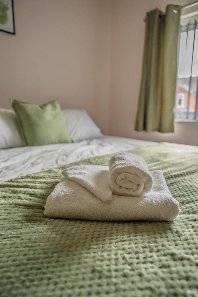 Bed, Bedroom, towels