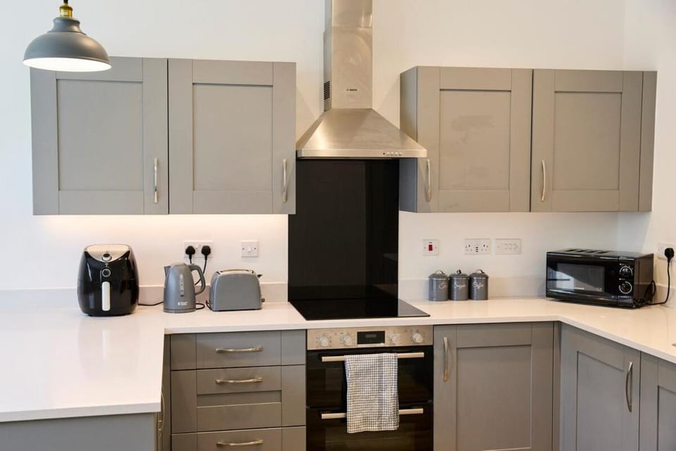 Four Bedroom House by Brookland Stays Serviced Accommodation Short Lets Bristol with Free WiFi Apartment in Bristol