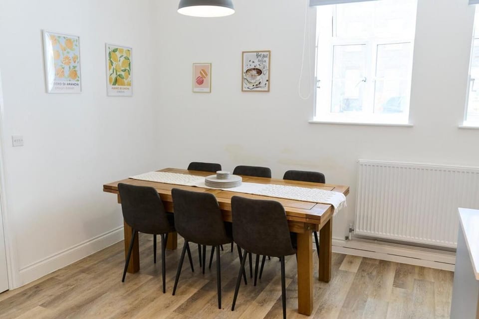 Four Bedroom House by Brookland Stays Serviced Accommodation Short Lets Bristol with Free WiFi Apartment in Bristol