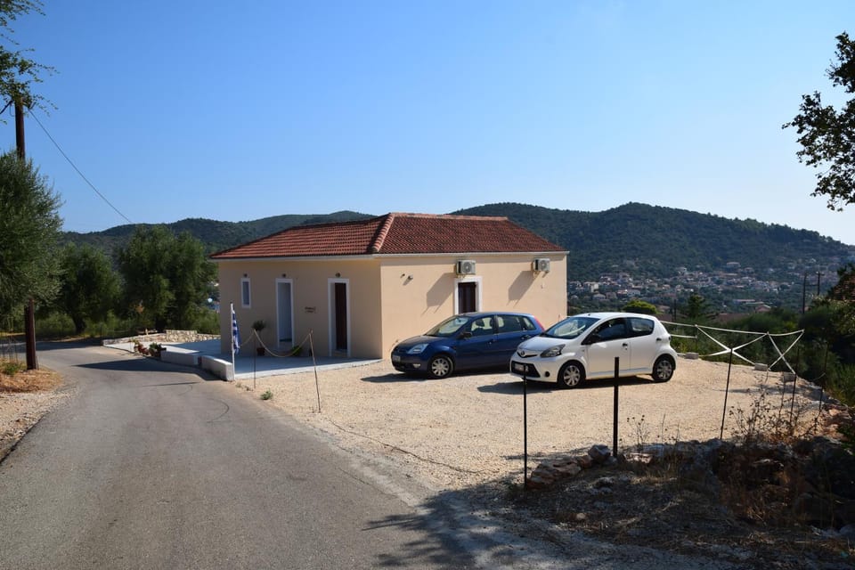 Property building, Day, Neighbourhood, Natural landscape, Location, Parking
