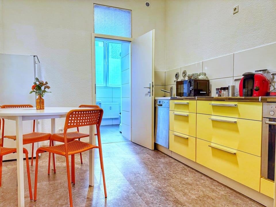Coffee/tea facilities, Kitchen or kitchenette, Photo of the whole room, Dining area, dishwasher, microwave, kitchen