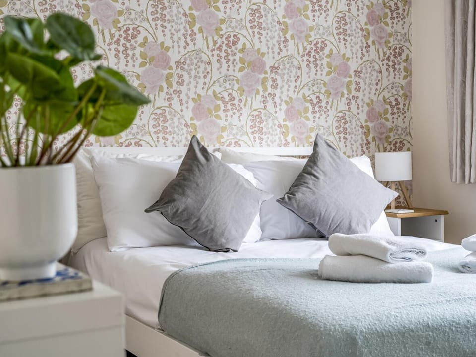 Bed, Other, Photo of the whole room, Bedroom, towels
