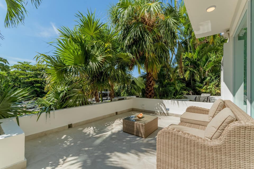Renovated 2 BDR Beachfront by Casa Paraiso Apartment in Cancun