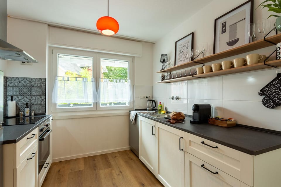 Coffee/tea facilities, Kitchen or kitchenette, dishwasher, stove, toaster