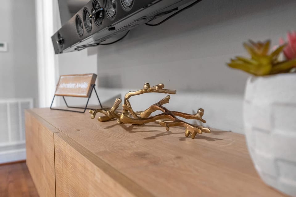 Stylish Durham Retreat - Walkable Sleeps 6 House in Durham