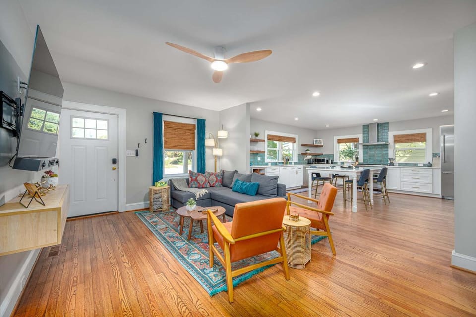 Stylish Durham Retreat - Walkable Sleeps 6 House in Durham
