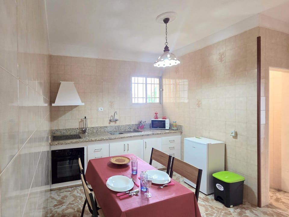 Kitchen or kitchenette, Dining area, stove
