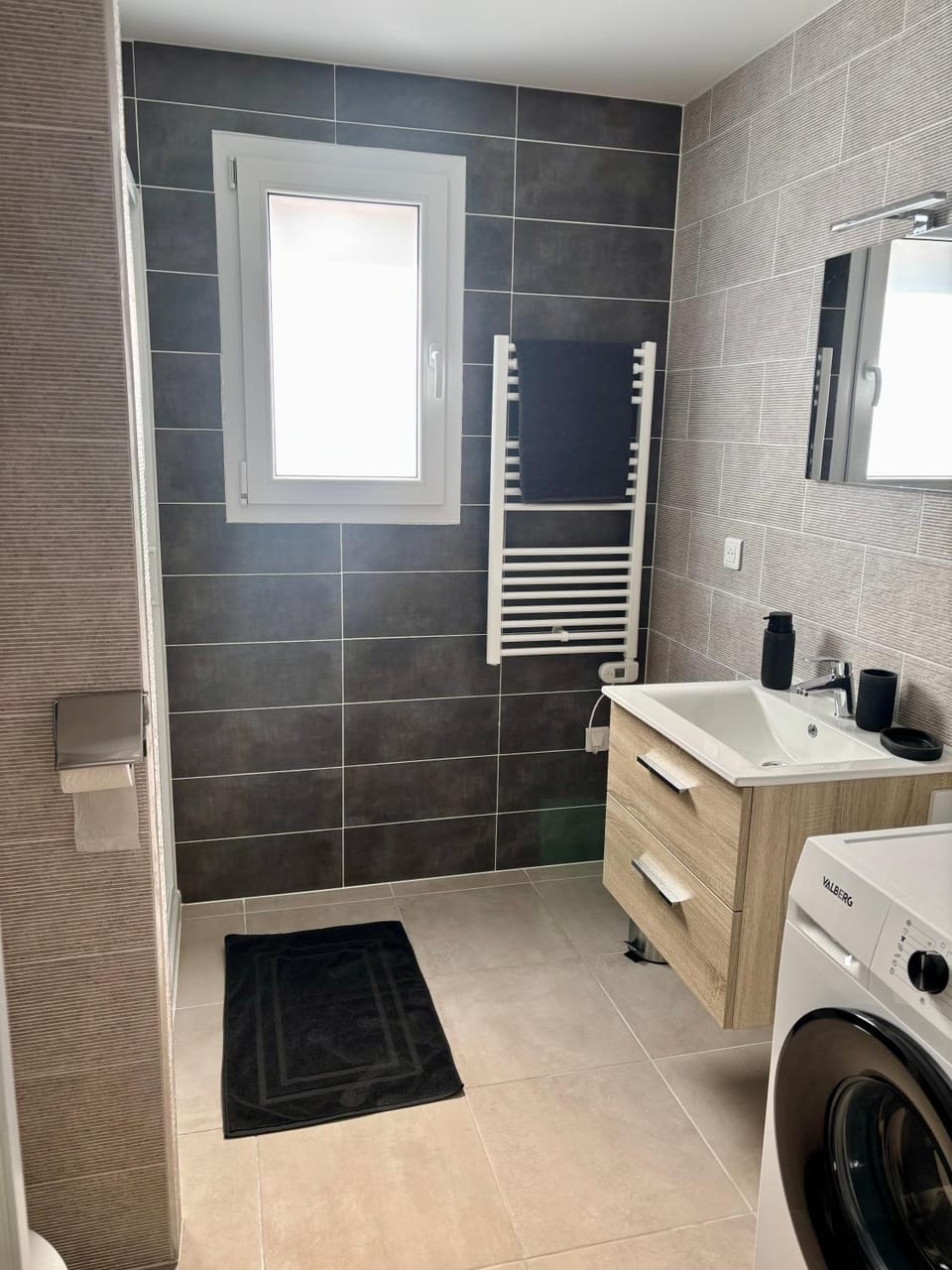 Bathroom, towels, washing machine