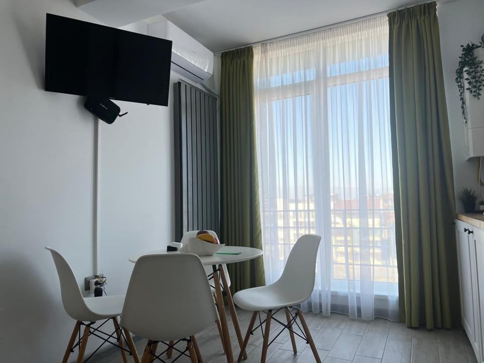 TV and multimedia, Living room, Seating area, Dining area, air conditioner