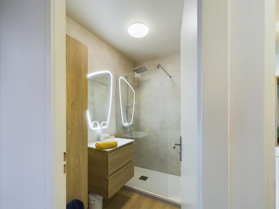 Shower, Bathroom, towels