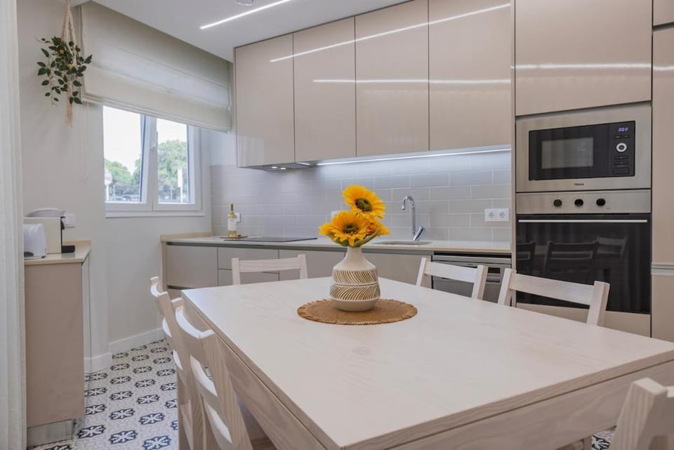 Kitchen or kitchenette, Dining area, stove