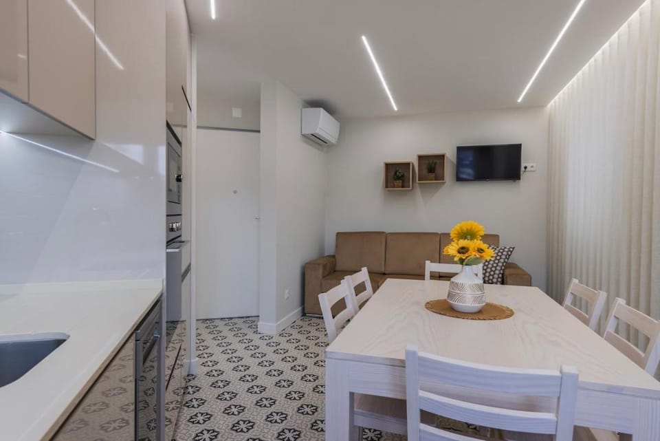 TV and multimedia, Kitchen or kitchenette, Dining area, oven, air conditioner