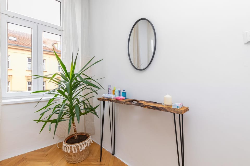 Photo of the whole room, Bedroom