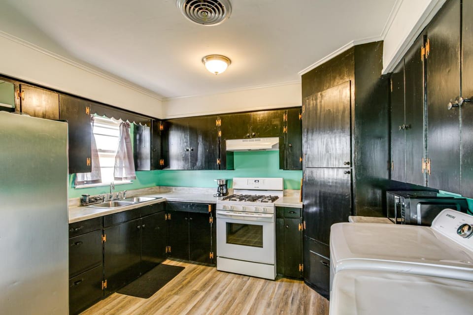 2 Mi to Phillips 66 Refinery: Home w/ Yard House in Oklahoma