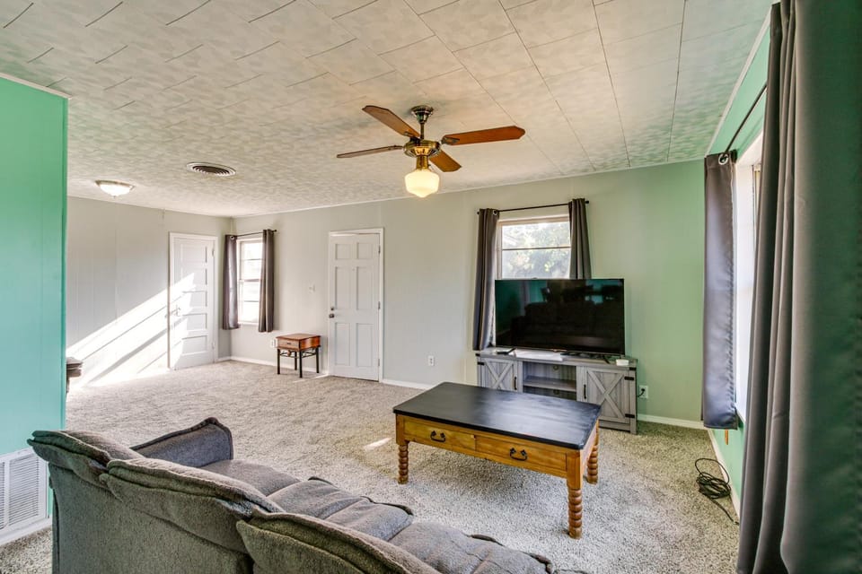 2 Mi to Phillips 66 Refinery: Home w/ Yard House in Oklahoma