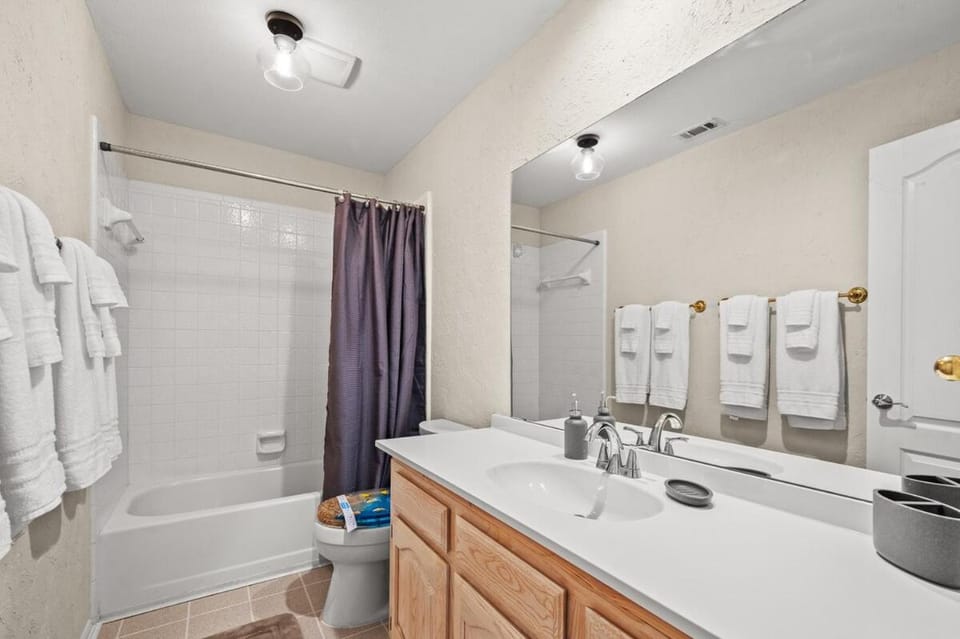 Shower, Toilet, Bathroom, Bath, towels