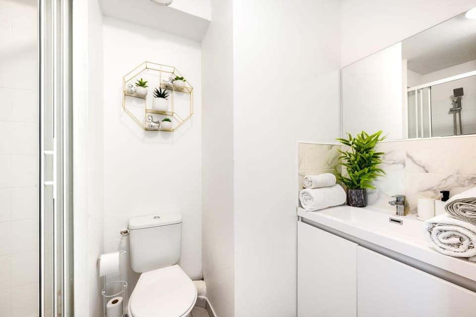 Shower, Toilet, Bathroom, towels