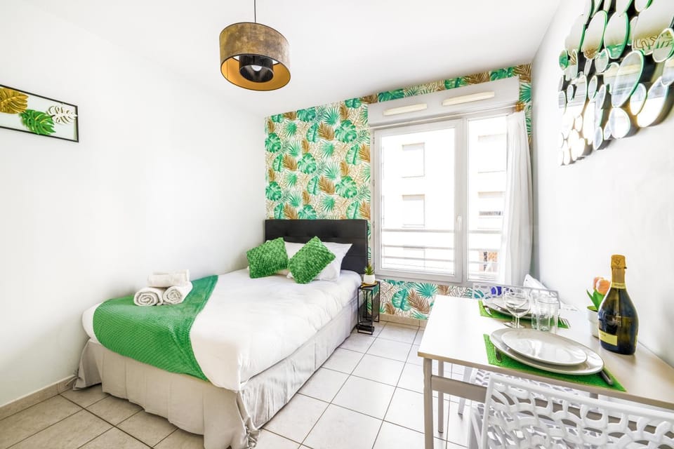 Bed, Living room, Photo of the whole room, Seating area, Dining area, Bedroom