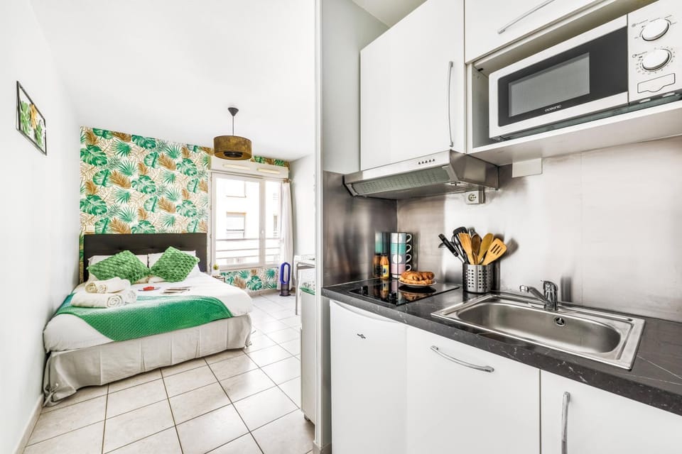 Bed, Kitchen or kitchenette, stove