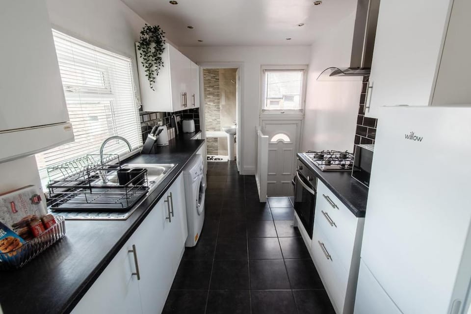 Kitchen or kitchenette, oven, stove, washing machine