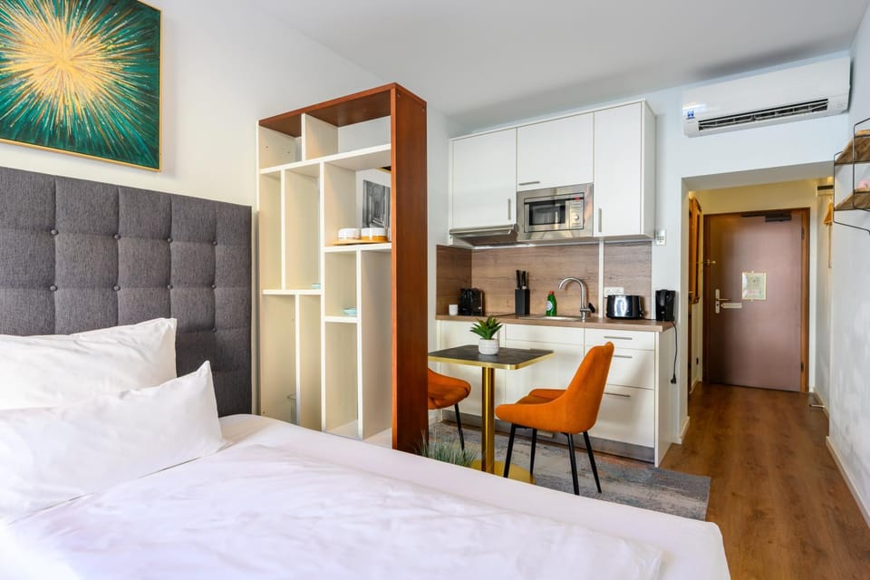 Bed, Kitchen or kitchenette, Dining area, Bedroom