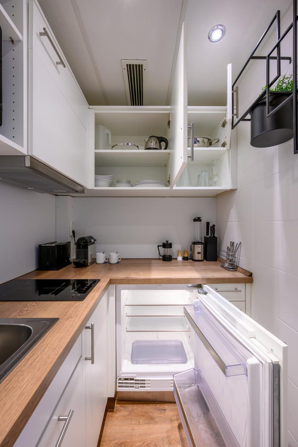 Coffee/tea facilities, Kitchen or kitchenette, oven, stove