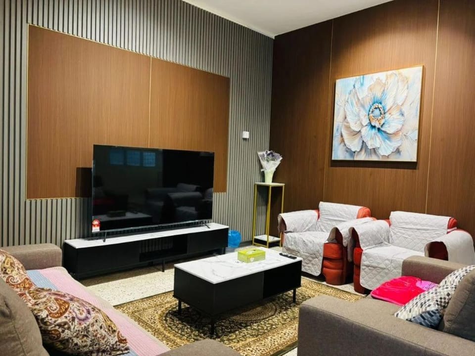A Classic Heritage Mansion in the Heart of Melaka, Max 12 Pax, Park 6 Cars, Walk to Local Nyonya Restaurants & Tourist Site, COMFY HILL 2 House in Malacca