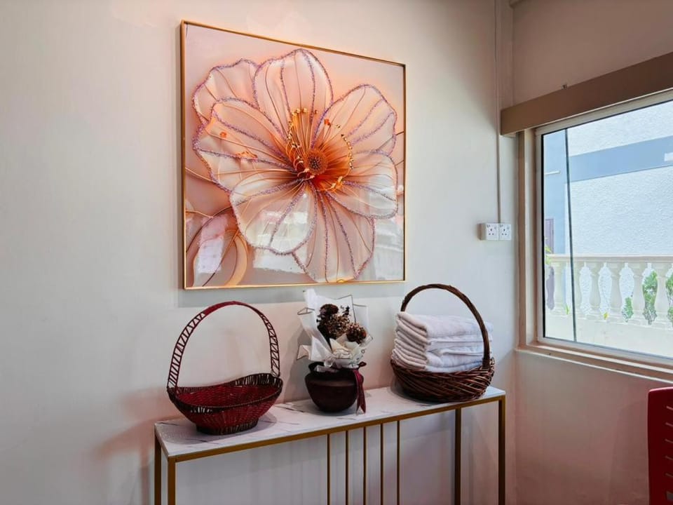 A Classic Heritage Mansion in the Heart of Melaka, Max 12 Pax, Park 6 Cars, Walk to Local Nyonya Restaurants & Tourist Site, COMFY HILL 2 House in Malacca