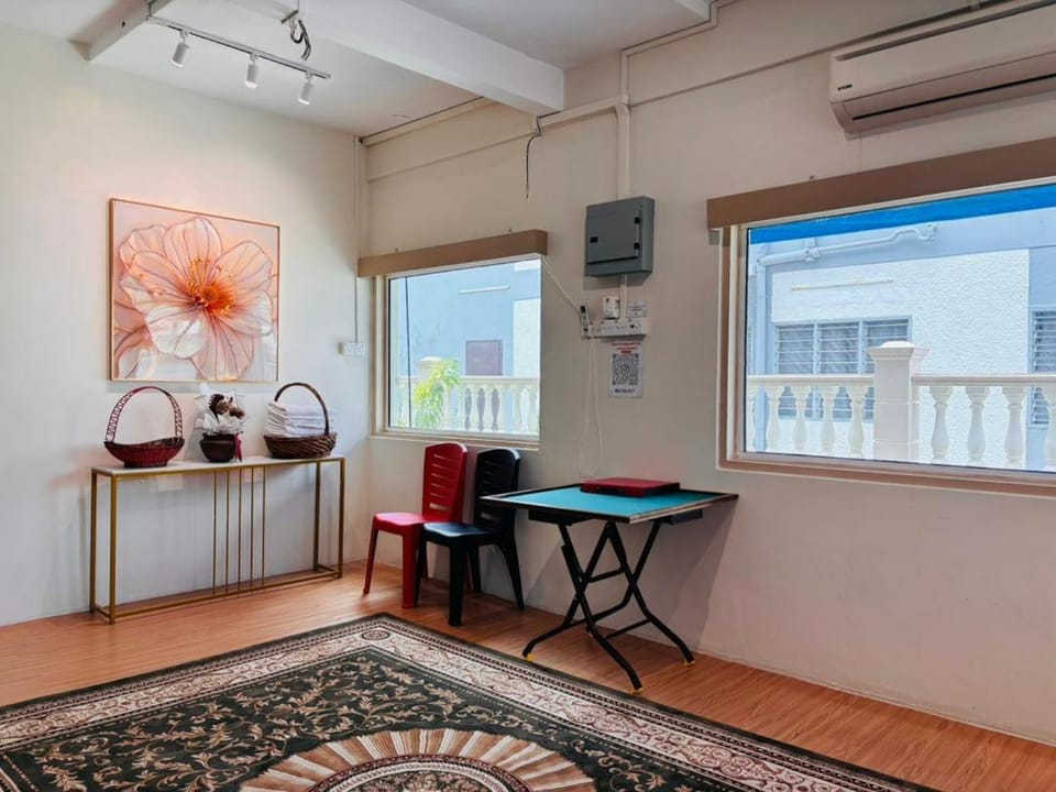 A Classic Heritage Mansion in the Heart of Melaka, Max 12 Pax, Park 6 Cars, Walk to Local Nyonya Restaurants & Tourist Site, COMFY HILL 2 House in Malacca
