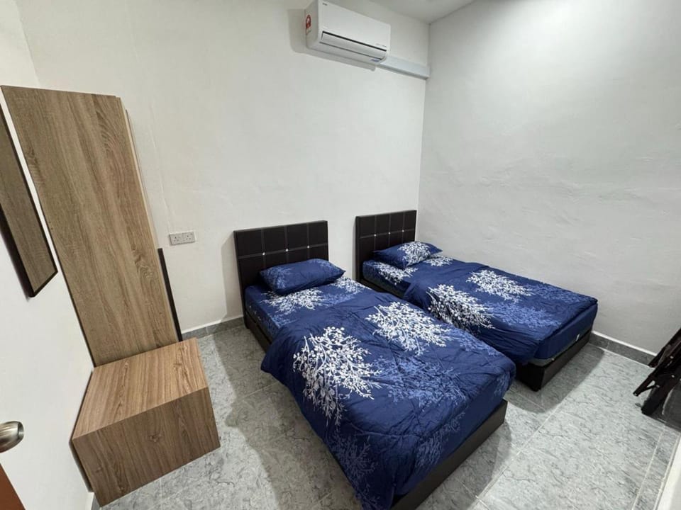 Bed, Photo of the whole room, Bedroom, wardrobe, air conditioner