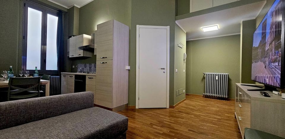 TV and multimedia, Kitchen or kitchenette, Living room, Seating area, oven, air conditioner