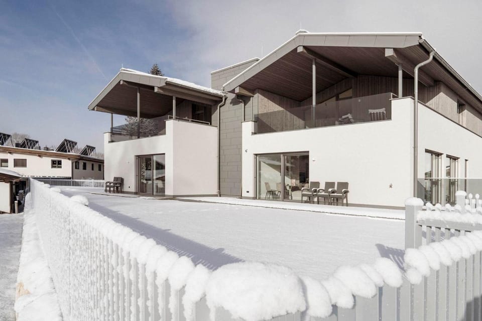 Property building, Day, Winter, Balcony/Terrace