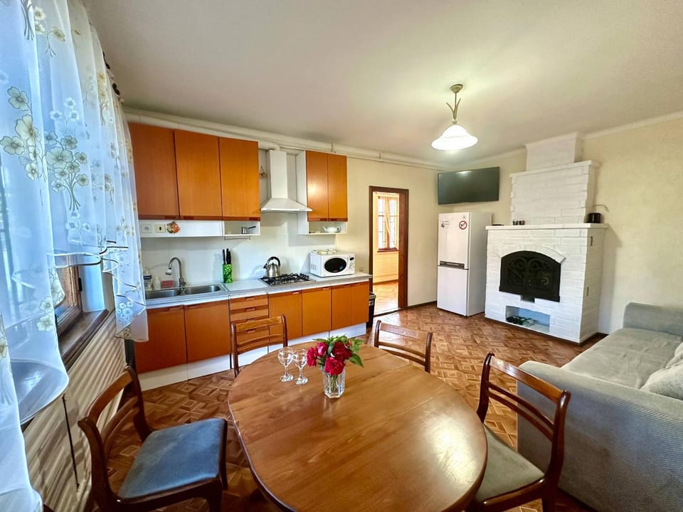 Coffee/tea facilities, Kitchen or kitchenette, Dining area, stove