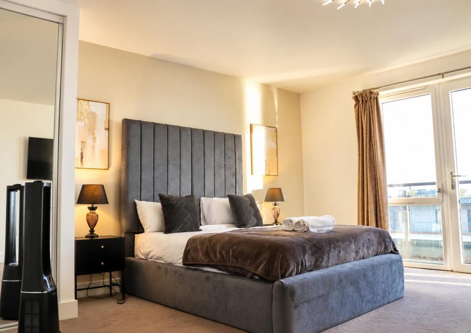 Property building, Bed, Bedroom