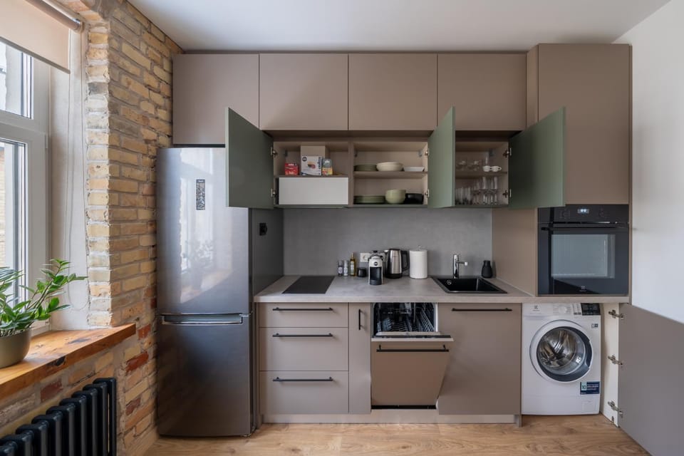 Kitchen or kitchenette, dishwasher, oven