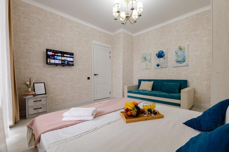 Bed, TV and multimedia, Photo of the whole room, Bedroom, towels
