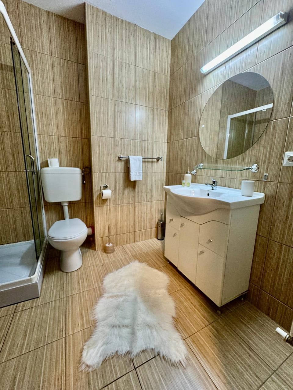 Shower, Toilet, Bathroom, towels