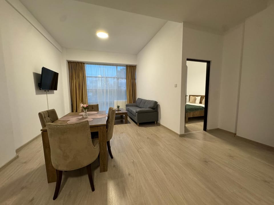 Bed, TV and multimedia, Living room, Photo of the whole room, Seating area, Dining area, Bedroom