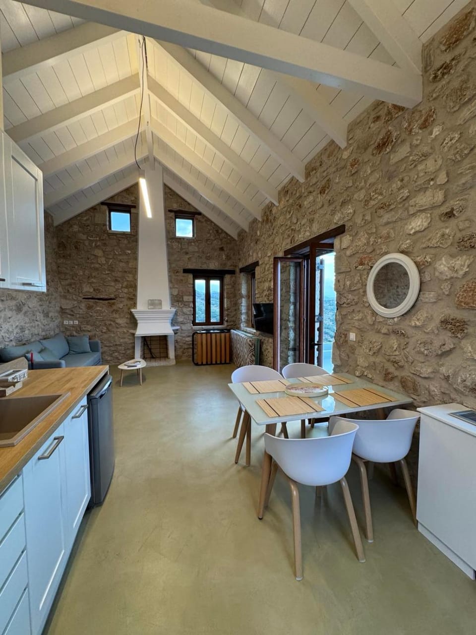 Kitchen or kitchenette, Living room, Seating area, Dining area