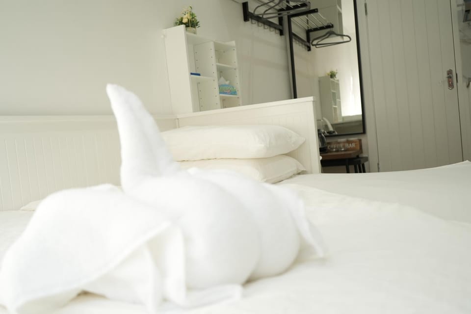 Bed, towels