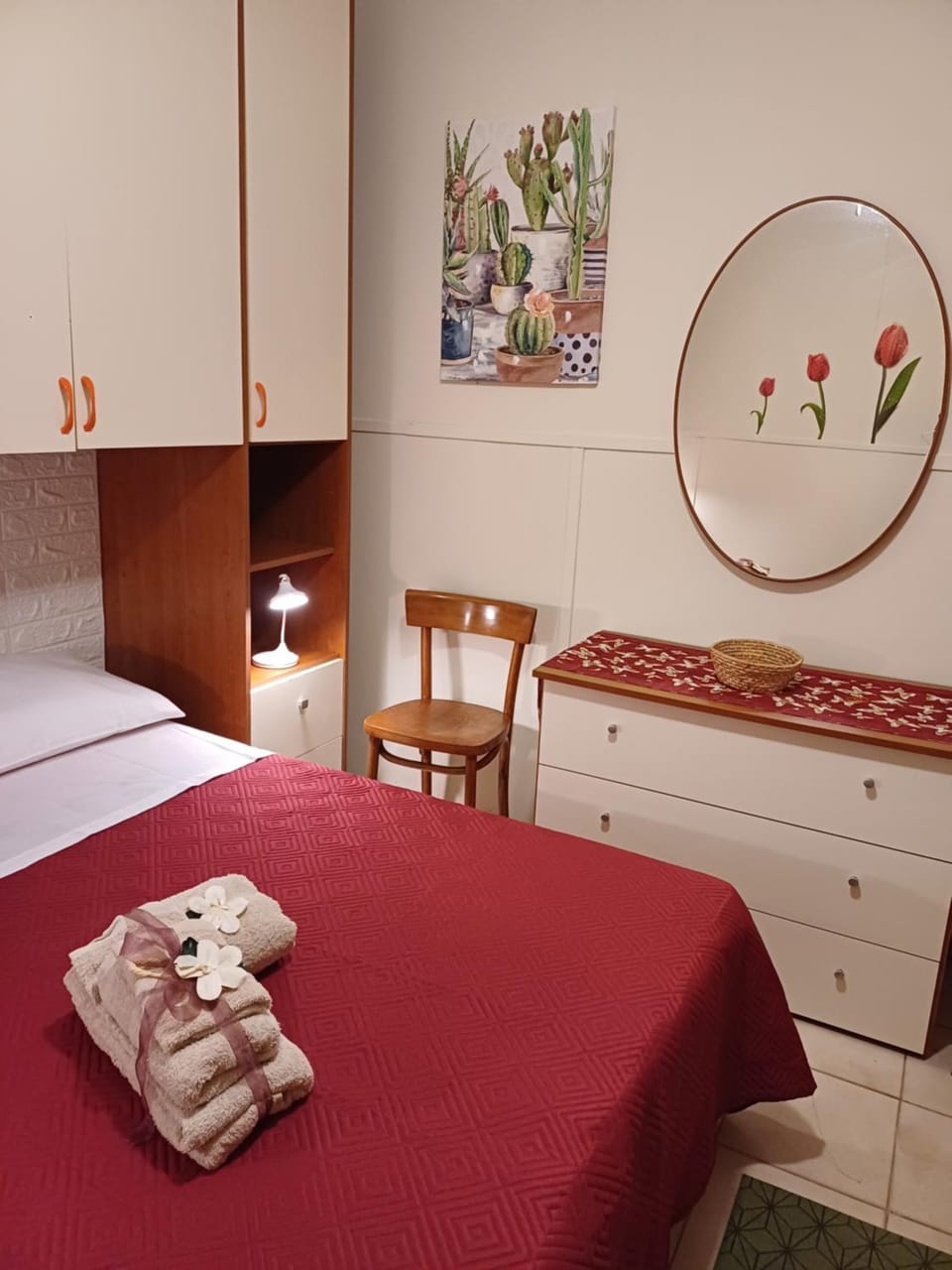 Photo of the whole room, Bedroom