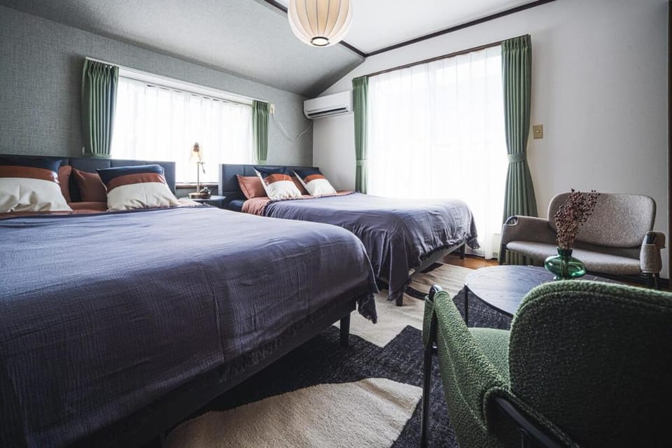 Bed, Photo of the whole room, Seating area, Bedroom