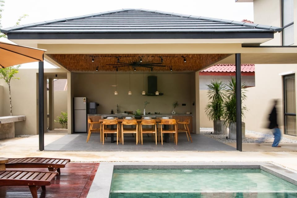 Dining area, Swimming pool