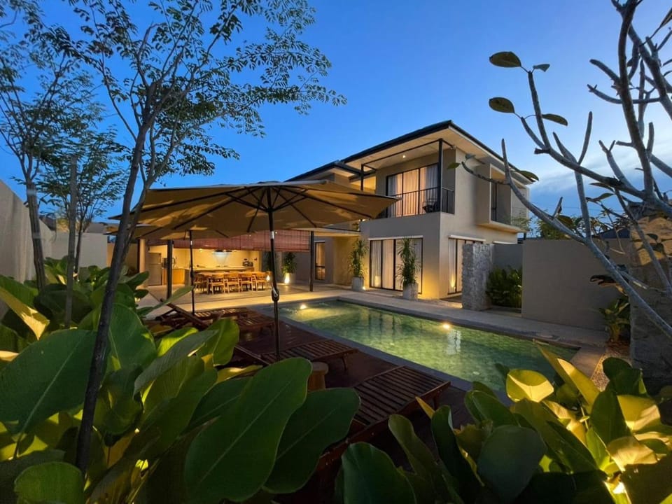Property building, Swimming pool, sunbed